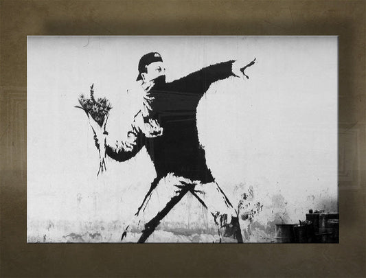 Платно с принт на мъж, хвърлящ букет цветя, в черно и бяло, с видима дървена подрамка Papilora.