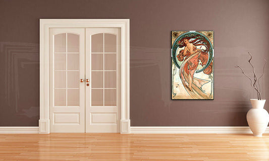 Геометрична картина на платно с мотив TANEC – Alfons Mucha, природа в синьо-златно нюанси окачена в интериор на коридор, елегантна атмосфера – интериор