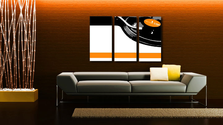 Модерна картина с винилова плоча в черно, бяло и оранжево, окачена над дървена конзола с ваза и свещ Papilora.