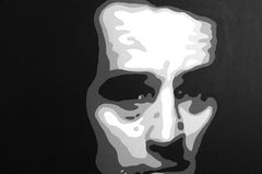 Подробен изглед на композиция от три черно-бели портрета на актьори, като средният е с червена вратовръзка Papilora.