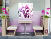 Арт деко картина на платно с мотив жена, цветя, природа в бяло-виолетово нюанси окачена в интериор на хол, дръзка атмосфера | Brisk – интериор