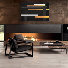 Модерна картина на платно с мотив Lost Movement в виолетово-синьо нюанси окачена в интериор на хол, изтънчена атмосфера, луксозно впечатление – интериор