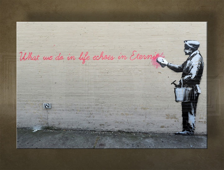 Класическа картина на платно с мотив Street ART – Banksy, мъж в костюм, пейзаж, море и плаж в виолетово-синьо нюанси, контемплативна атмосфера – основна