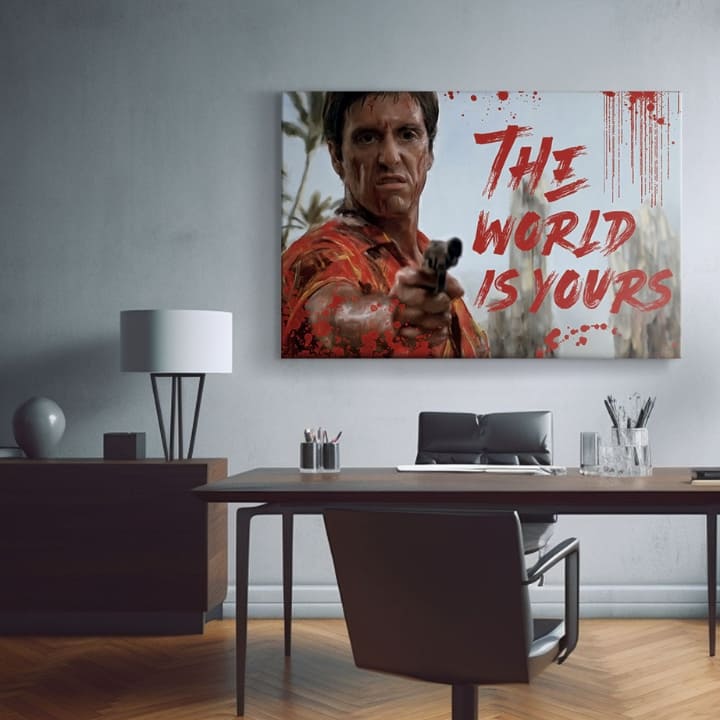 Поп арт картина на платно с мотив Krvavý Tony Montana so zbraňou v ruke, пейзаж в бяло-червено нюанси, сила и мощ | Scarface картина на платно Krvavý Tony Montana so zbraňou v ruke – продукт