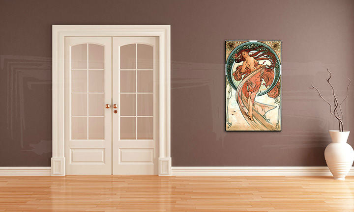 Геометрична картина на платно с мотив TANEC – Alfons Mucha, природа в синьо-златно нюанси окачена в интериор на коридор, елегантна атмосфера – интериор