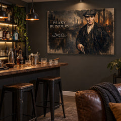 Декоративна картина Peaky Blinders, поставена над домашен бар с чаша уиски за мъжествен интериор