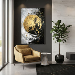 Картина на златен кръг в черно-бяла абстракция в хол до златен стол