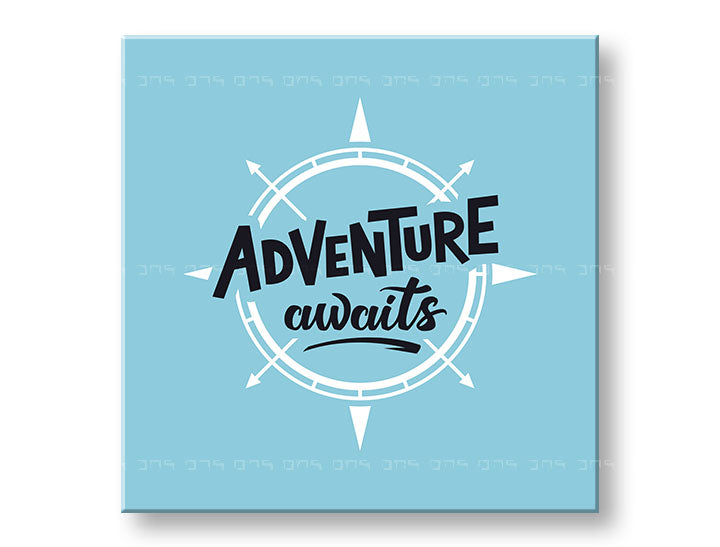 Модерна картина на платно с мотив Adventure awaits, пътнически мотив, карта, мотивационен цитат в бяло-синьо нюанси, вдъхновяваща атмосфера – основна