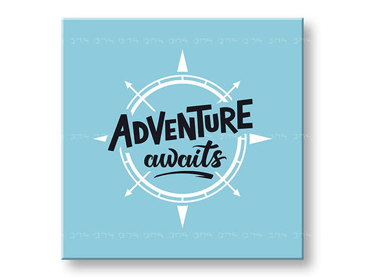 Модерна картина на платно с мотив Adventure awaits, пътнически мотив, карта, мотивационен цитат в бяло-синьо нюанси, вдъхновяваща атмосфера – основна
