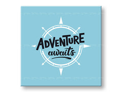 Модерна картина на платно с мотив Adventure awaits, пътнически мотив, карта, мотивационен цитат в бяло-синьо нюанси, вдъхновяваща атмосфера – основна