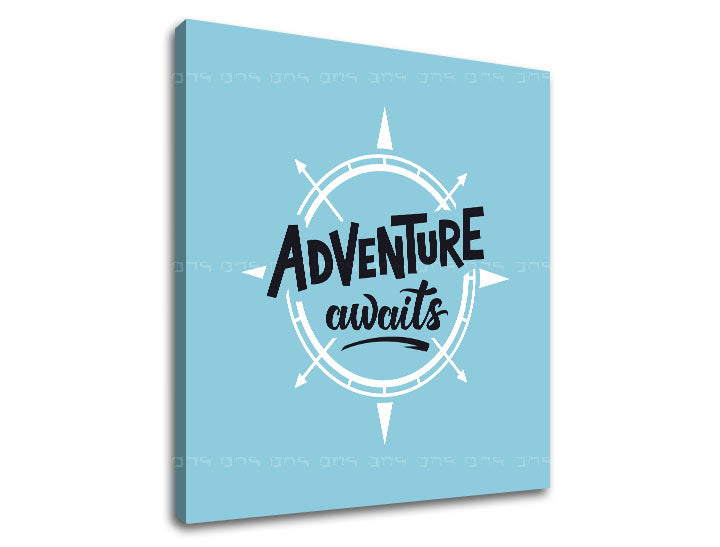 Модерна картина на платно с мотив Adventure awaits, пътнически мотив, карта, мотивационен цитат в бяло-синьо нюанси, вдъхновяваща атмосфера – продукт