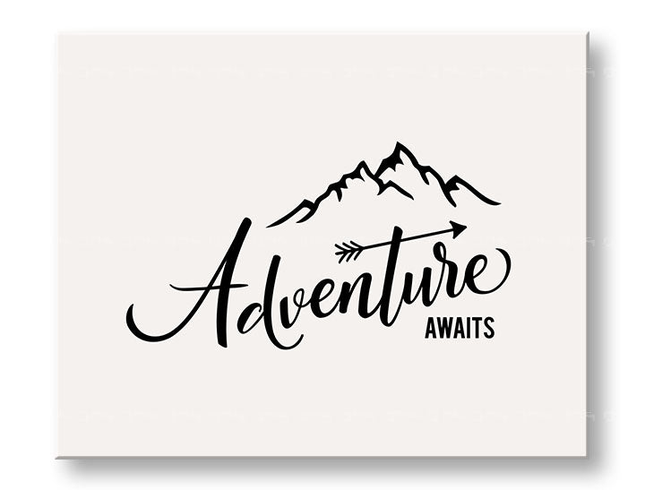 Модерна картина на платно с мотив Adventure awaits, планини, пътнически мотив, мотивационен цитат, природа в бяло-черно нюанси, подходяща за хол – основна