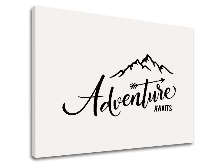 Модерна картина на платно с мотив Adventure awaits, планини, пътнически мотив, мотивационен цитат, природа в бяло-черно нюанси, подходяща за хол – продукт