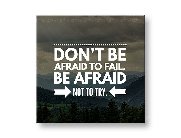 Модерна картина на платно с мотив Don´t be afraid, планини, гора, облаци, небе в бяло-сиво нюанси, odvaha, подходяща за офис | Мотивационна картина за стена Don´t be afraid – основна