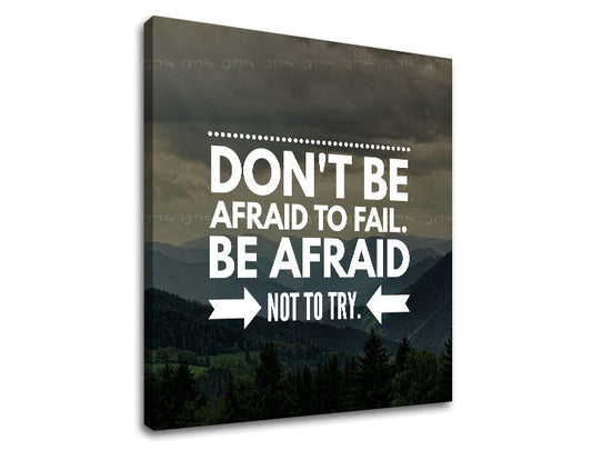 Модерна картина на платно с мотив Don´t be afraid, планини, гора, облаци, небе в бяло-сиво нюанси, odvaha, подходяща за офис | Мотивационна картина за стена Don´t be afraid – продукт