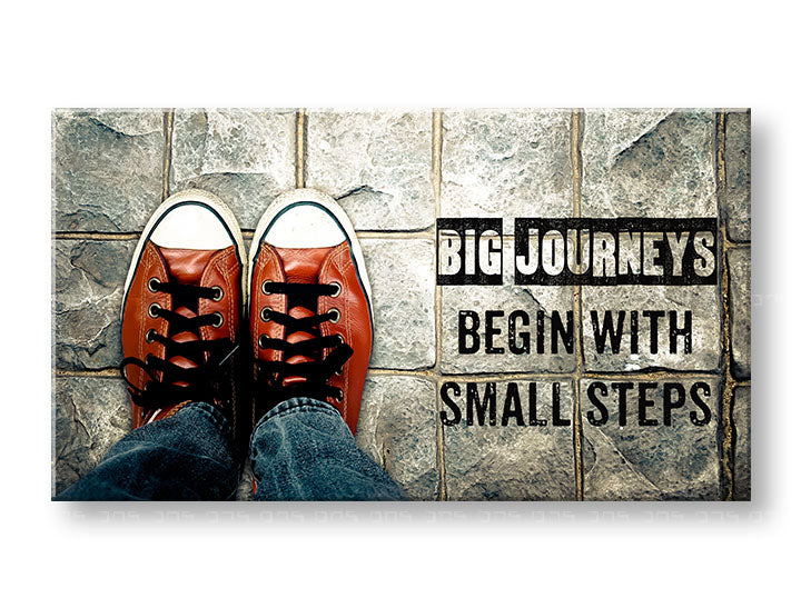 Модерна картина на платно с мотив Big journeys begin, мотивационен цитат, спортен мотив в бяло-сиво нюанси, подходяща за офис | Мотивационна картина за стена Big journeys begin – основна
