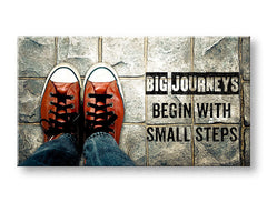 Модерна картина на платно с мотив Big journeys begin, мотивационен цитат, спортен мотив в бяло-сиво нюанси, подходяща за офис | Мотивационна картина за стена Big journeys begin – основна