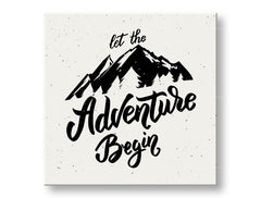 Арт деко картина на платно с мотив Let the adventure begin, планини, пътнически мотив, мотивационен цитат в бяло-сиво нюанси, подходяща за хол – основна