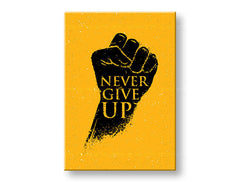 Модерна картина на платно с мотив Never give up, мотивационен цитат в черно-жълто нюанси, сила, подходяща за офис | Мотивационна картина за стена Never give up – основна