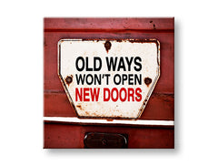 Винтидж картина на платно с мотив Old ways, мотивационен цитат в бяло-червено нюанси, подходяща за офис | Мотивационна картина за стена Old ways_002 – основна