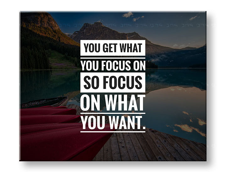 Модерна картина на платно с мотив You get what you focus, планини, езеро, пейзаж, мотивационен цитат в бяло-синьо нюанси, вътрешен мир и природа – основна