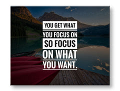 Модерна картина на платно с мотив You get what you focus, планини, езеро, пейзаж, мотивационен цитат в бяло-синьо нюанси, вътрешен мир и природа – основна