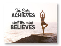 Модерна картина на платно с мотив The body achieves, океан, мотивационен цитат в черно нюанси, спокойна атмосфера, вътрешен мир | Мотивационна картина за стена The body achieves_001 – основна