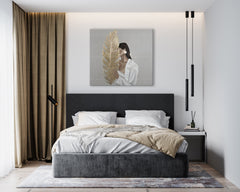 Индустриална картина на платно с мотив TAJOMNÁ ЖЕНА S LISTOM, перо, природа в бяло-сиво нюанси, елегантна атмосфера, природа и елегантност – основна