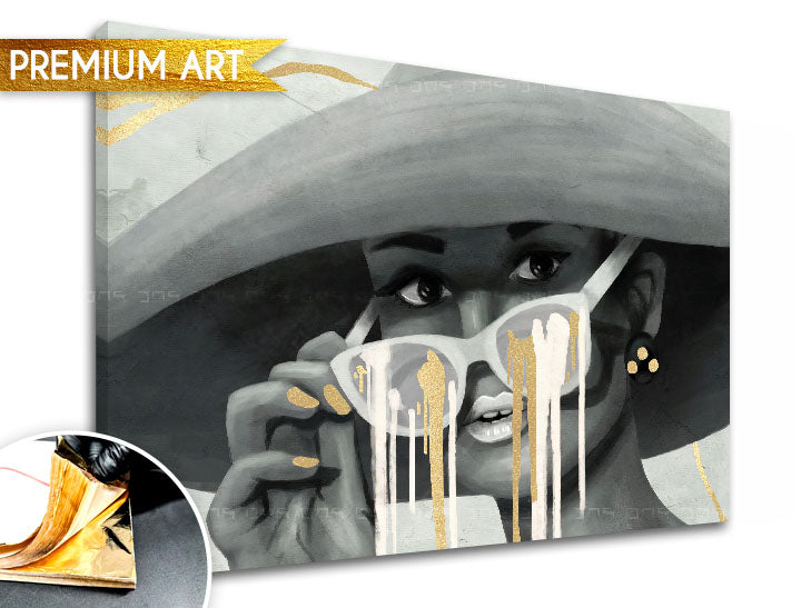 Поп арт картина на платно с мотив PREMIUM ART – Žena v klobúku, природа в сиво-златно нюанси, стилна атмосфера, красота и тайна, подходяща за спалня – основна