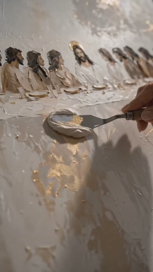Картина „Тайната вечеря“ върху платно – с ръчно рисувани детайли. Религиозна картина върху платно с ръчно позлатяване — видеото показва как трънният венец, перата на ангелските криле и златните детайли се позлатяват с истински златни листове върху готовото платно. Papilora Premium Art (XOGAI039E1).