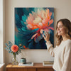 Дизайнерска декорация върху платно Цветни впечатления от цветя 60x60 cm. Модерна декорация за стена, картина върху платно за хол, жена разглежда произведението в стилен светъл интериор. Papilora (XOBMDFL002E1).