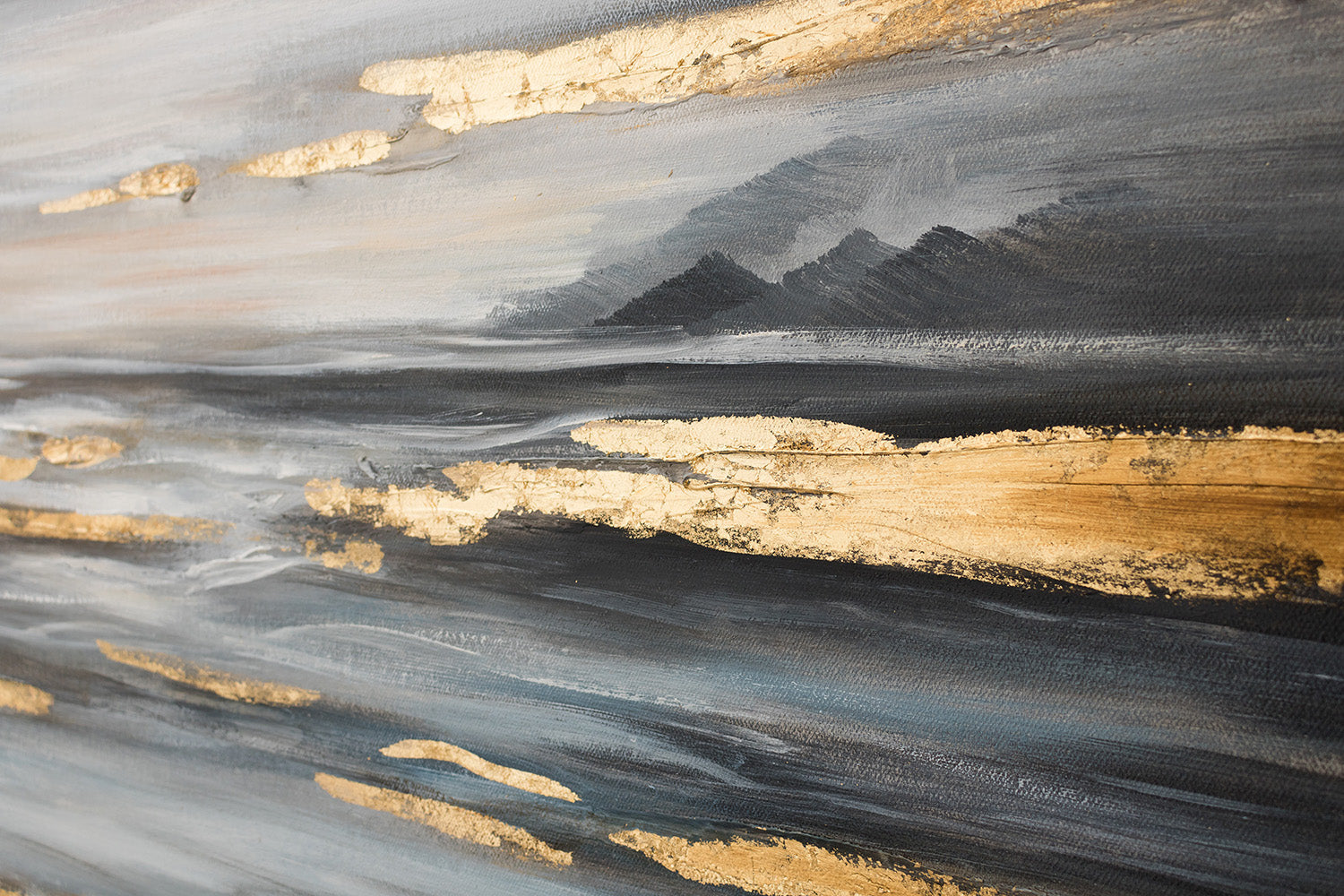 Фрагмент от ръчно рисувана картина „Небе“ 90×110 cm, изобразяващ плавни преходи между сиви и синьо-сиви нюанси.