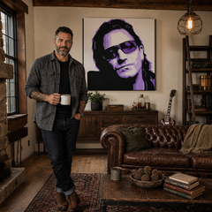 Ръчно рисувана картина POP Art Bono-U2 1 брой bono3 – картина в модерен мъжки интериор, lifestyle визуализация. Доминиращи цветове: черно, лилаво, бяло.