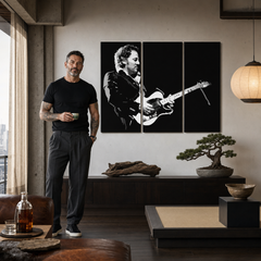 Ръчно рисувана картина POP Art Bruce Springsteen 3 парчета bs – картина в модерен мъжки интериор, lifestyle визуализация. Доминиращи цветове: черно, бяло, сиво.