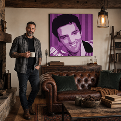 Ръчно рисувана картина POP Art Elvis Presley 1 брой el4 – картина в модерен мъжки интериор, lifestyle визуализация. Доминиращи цветове: лилаво, бяло, черно.