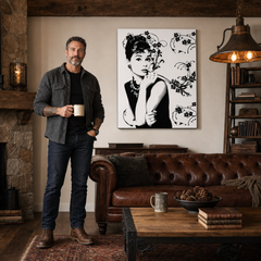Ръчно рисувана картина POP Art Отстъпка -15% Audrey Hepburn ah4 – картина в модерен мъжки интериор, lifestyle визуализация. Доминиращи цветове: черно, бяло, сиво.