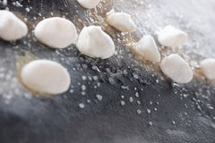 Ръчно рисувана картина на платно с мотив мъгла, пейзаж, природа в бяло-бежово нюанси, спокойна атмосфера, природа и минимализъм, подходяща за хол – продукт, изглед 4