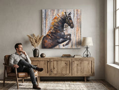 Модерна картина на платно с мотив КОН 75x75 cm, кон в кафяво нюанси окачена в интериор на хол, рустикална атмосфера, природа и сила | Рисувана картина за стена КОН 75x75 cm – интериор