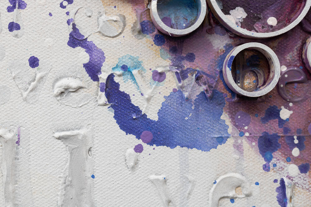 Ръчно рисувана картина на платно с мотив SRDCE в бяло-виолетово нюанси, палава атмосфера, любов и мечти, подходяща за спалня | Рисувана картина за стена SRDCE – продукт, изглед 4