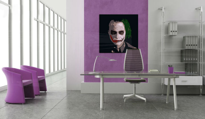 Поп арт картина на платно с мотив JOKER, карта в виолетово-сиво нюанси окачена в интериор на офис | Ръчно рисувана POP Art картина JOKER – интериор