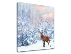 Класическа картина на платно с мотив ЖИВОТНИ, елен, сняг, гора, пейзаж в бяло-кафяво нюанси, спокойна атмосфера, природа и самота, подходяща за хол – продукт